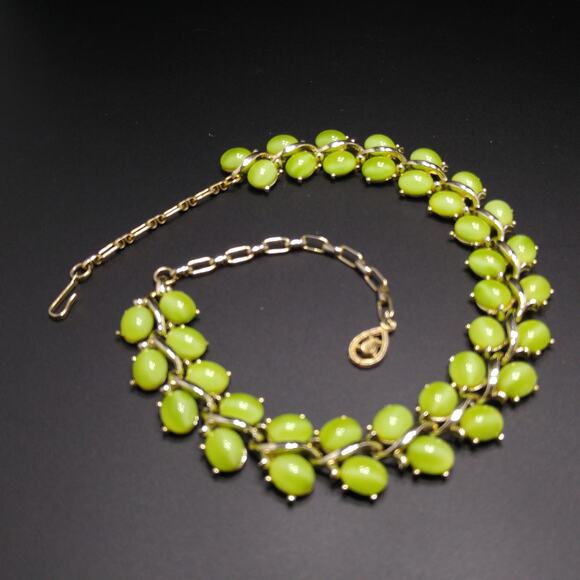 Vintage 1950s Lucite Lime Green Choker Necklace Gold Tone Mid Century - Picture 7 of 9